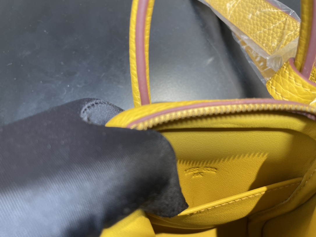 [TOP] HERMES Mini Lindy Taurillon Clemence Leather 19 CM - BiJaune Ambre & GHW/SHW