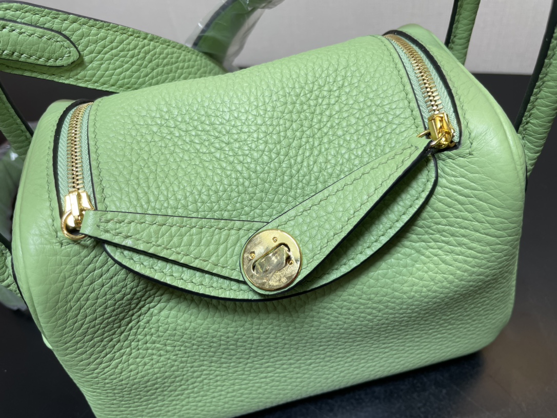 [TOP] HERMES Mini Lindy Taurillon Clemence Leather 19 CM - Vert Criquet & GHW/SHW