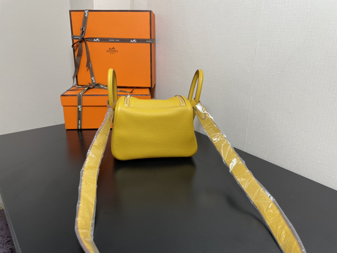 [TOP] HERMES Mini Lindy Taurillon Clemence Leather 19 CM - BiJaune Ambre & GHW/SHW