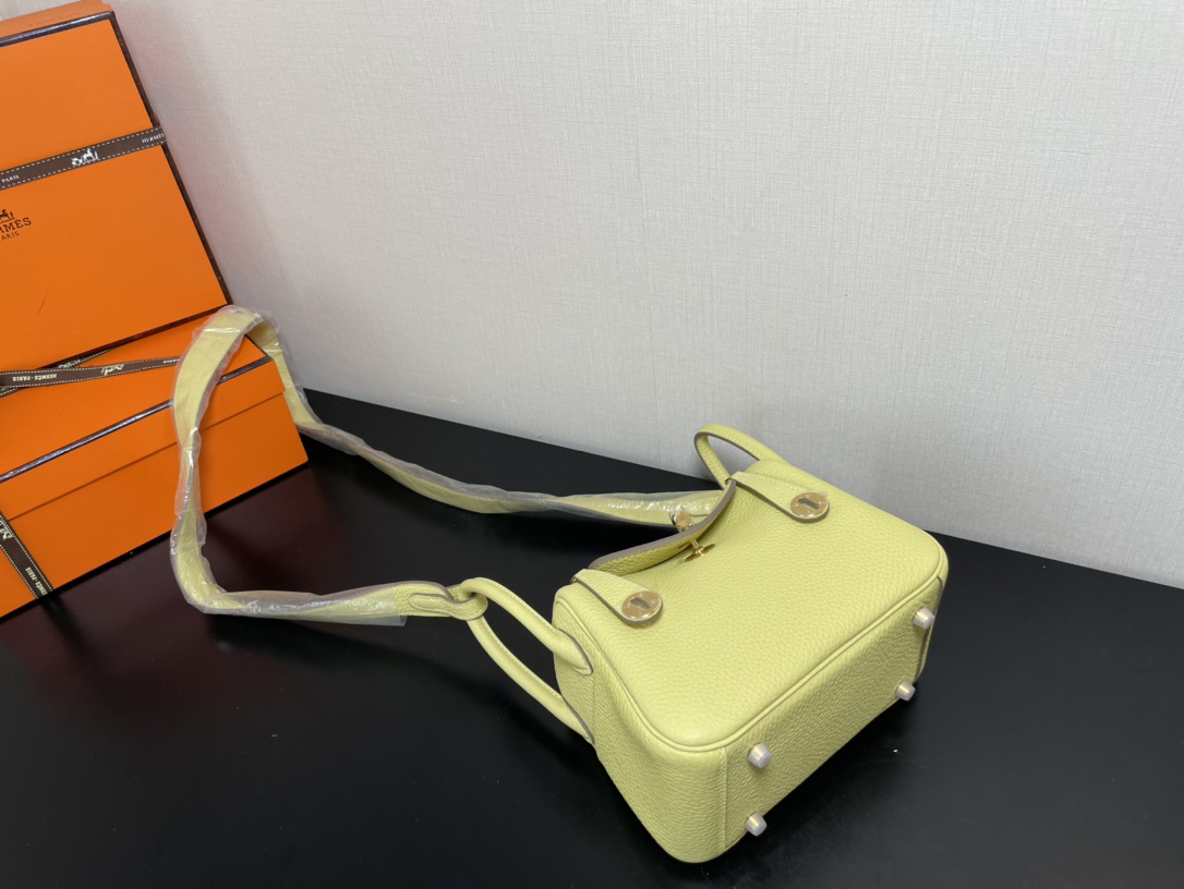 [TOP] HERMES Mini Lindy Taurillon Clemence Leather 19 CM - Jaune Poussin & GHW/SHW