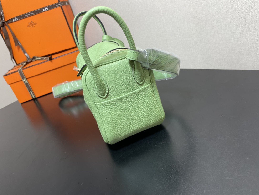 [TOP] HERMES Mini Lindy Taurillon Clemence Leather 19 CM - Vert Criquet & GHW/SHW