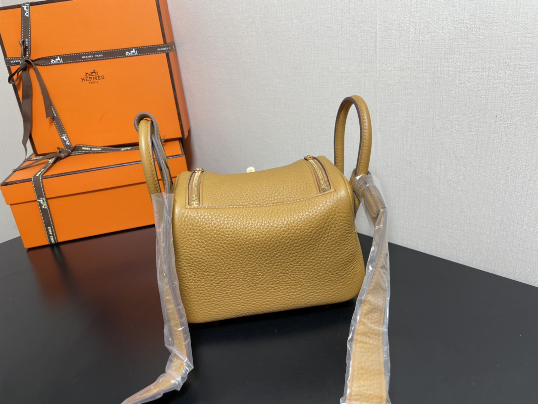 [TOP] HERMES Mini Lindy Taurillon Clemence Leather 19 CM - Bisquit & GHW/SHW
