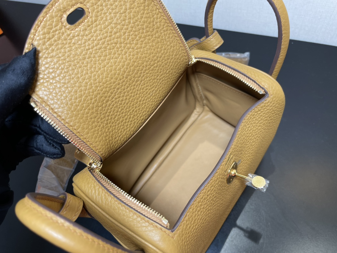 [TOP] HERMES Mini Lindy Taurillon Clemence Leather 19 CM - Bisquit & GHW/SHW
