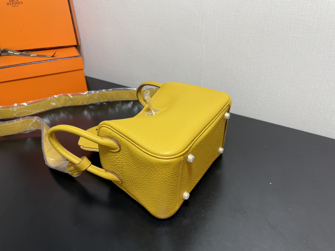 [TOP] HERMES Mini Lindy Taurillon Clemence Leather 19 CM - BiJaune Ambre & GHW/SHW