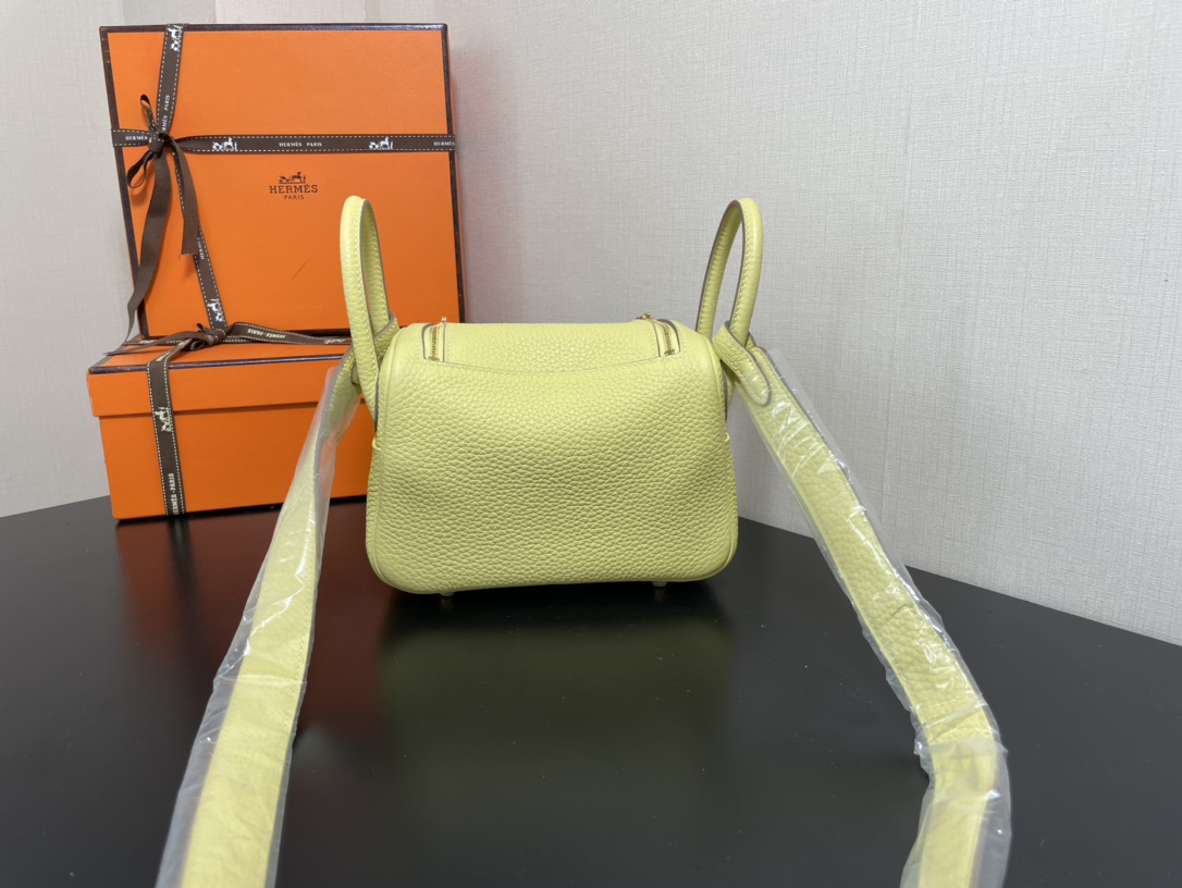 [TOP] HERMES Mini Lindy Taurillon Clemence Leather 19 CM - Jaune Poussin & GHW/SHW