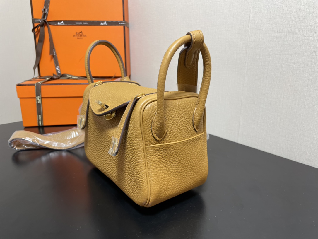 [TOP] HERMES Mini Lindy Taurillon Clemence Leather 19 CM - Bisquit & GHW/SHW