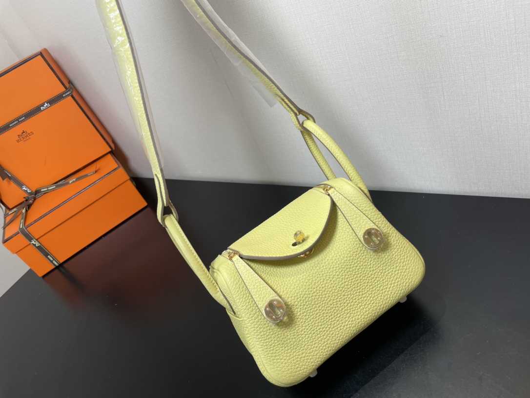 [TOP] HERMES Mini Lindy Taurillon Clemence Leather 19 CM - Jaune Poussin & GHW/SHW