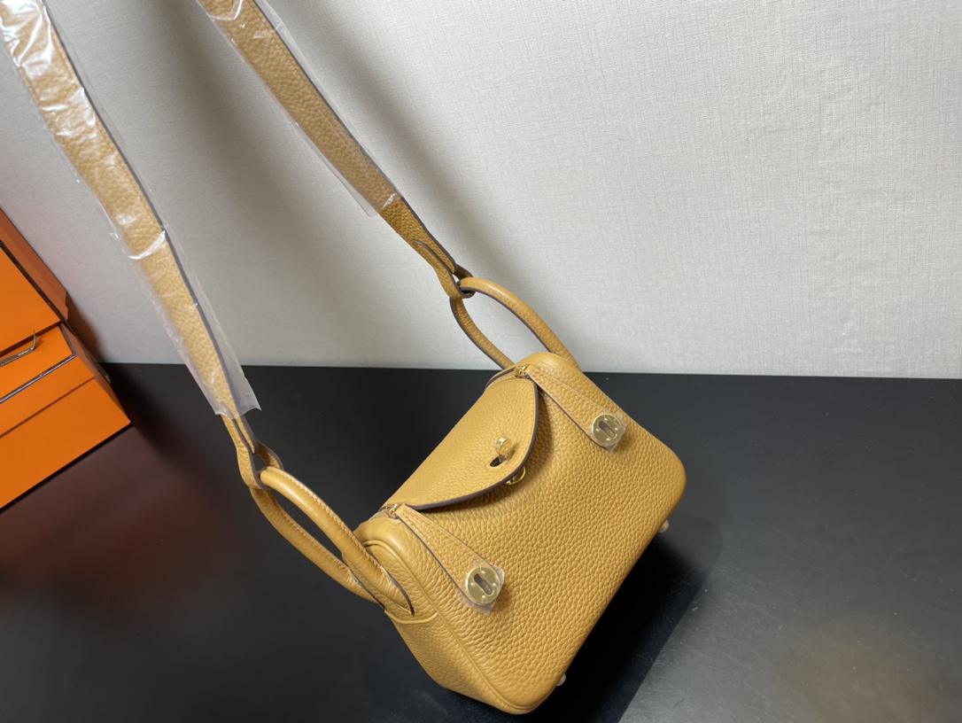 [TOP] HERMES Mini Lindy Taurillon Clemence Leather 19 CM - Bisquit & GHW/SHW
