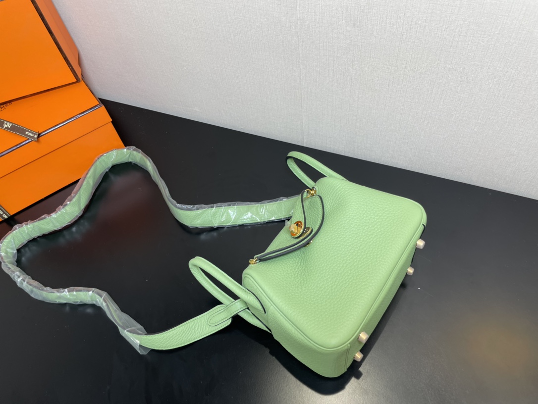 [TOP] HERMES Mini Lindy Taurillon Clemence Leather 19 CM - Vert Criquet & GHW/SHW