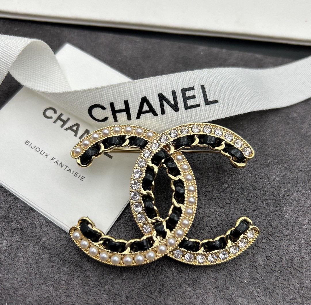 [TOP] CHANEL New Leather And Pearl Studded Brooch