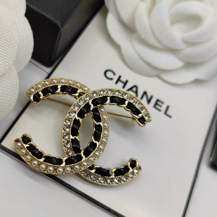 [TOP] CHANEL New Leather And Pearl Studded Brooch