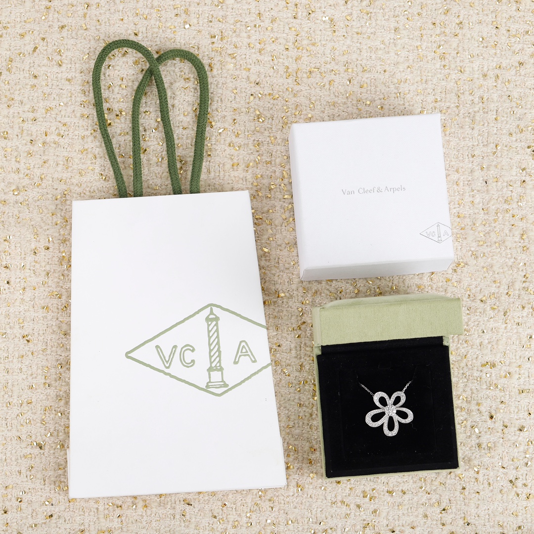 [TOP] Van Cleef & Arpels  Sweet Alhambra  Pendant Necklace