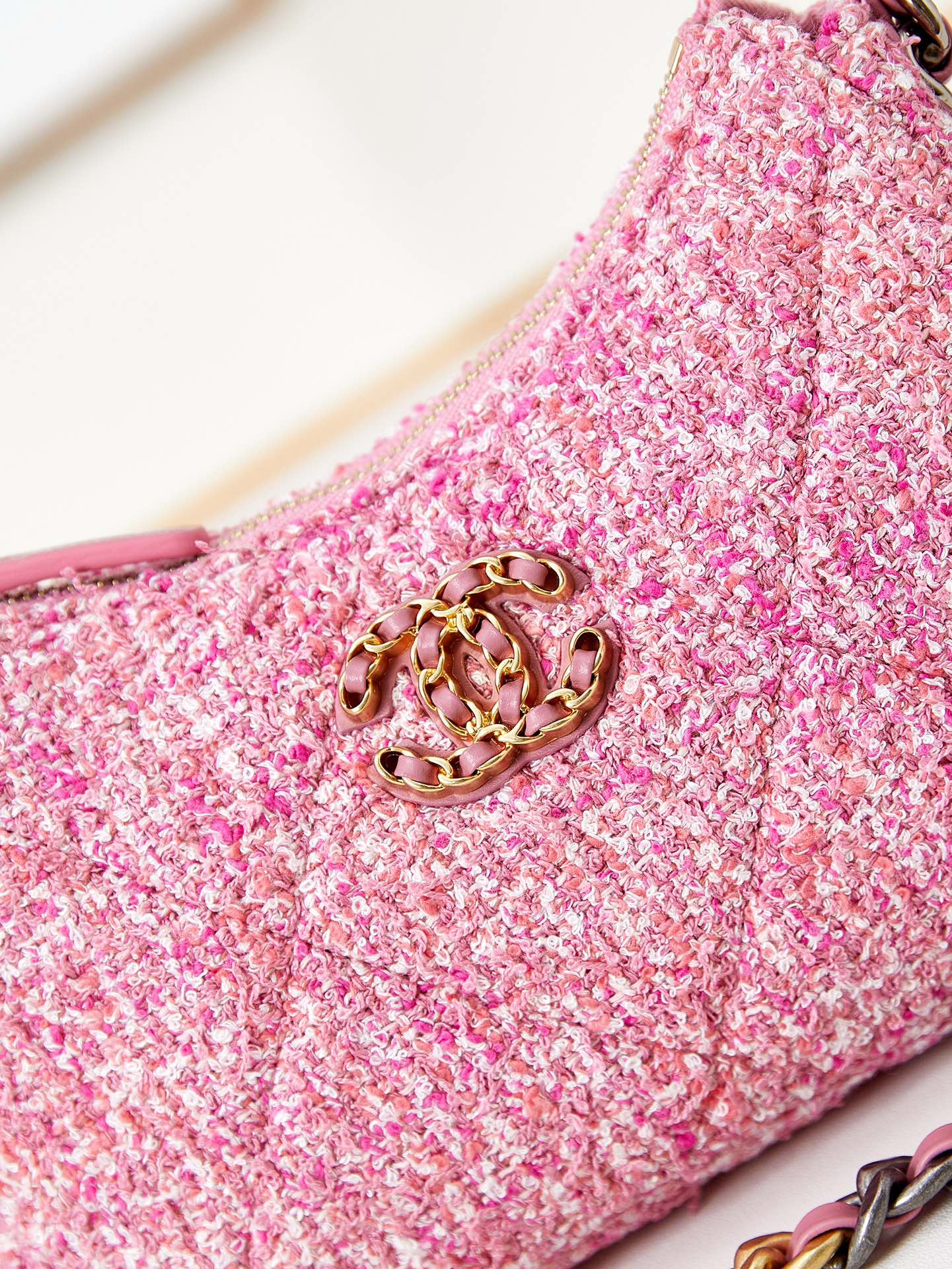 [TOP] CHANEL Woolen Hobo Bag 13x20x4.5cm - Pink