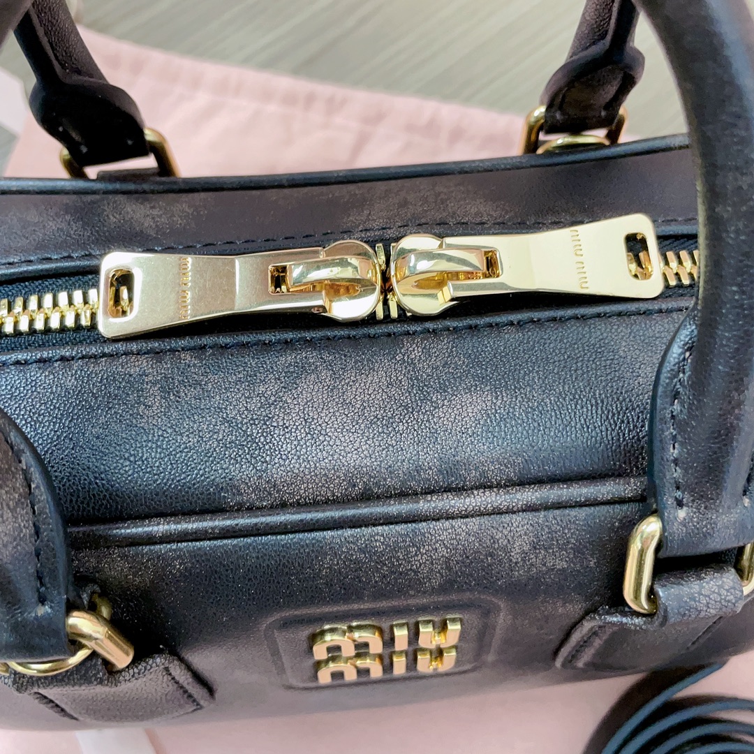 [TOP] Miu Miu Matelasse Pattern Handbags 22X10.5X7.5CM - Black