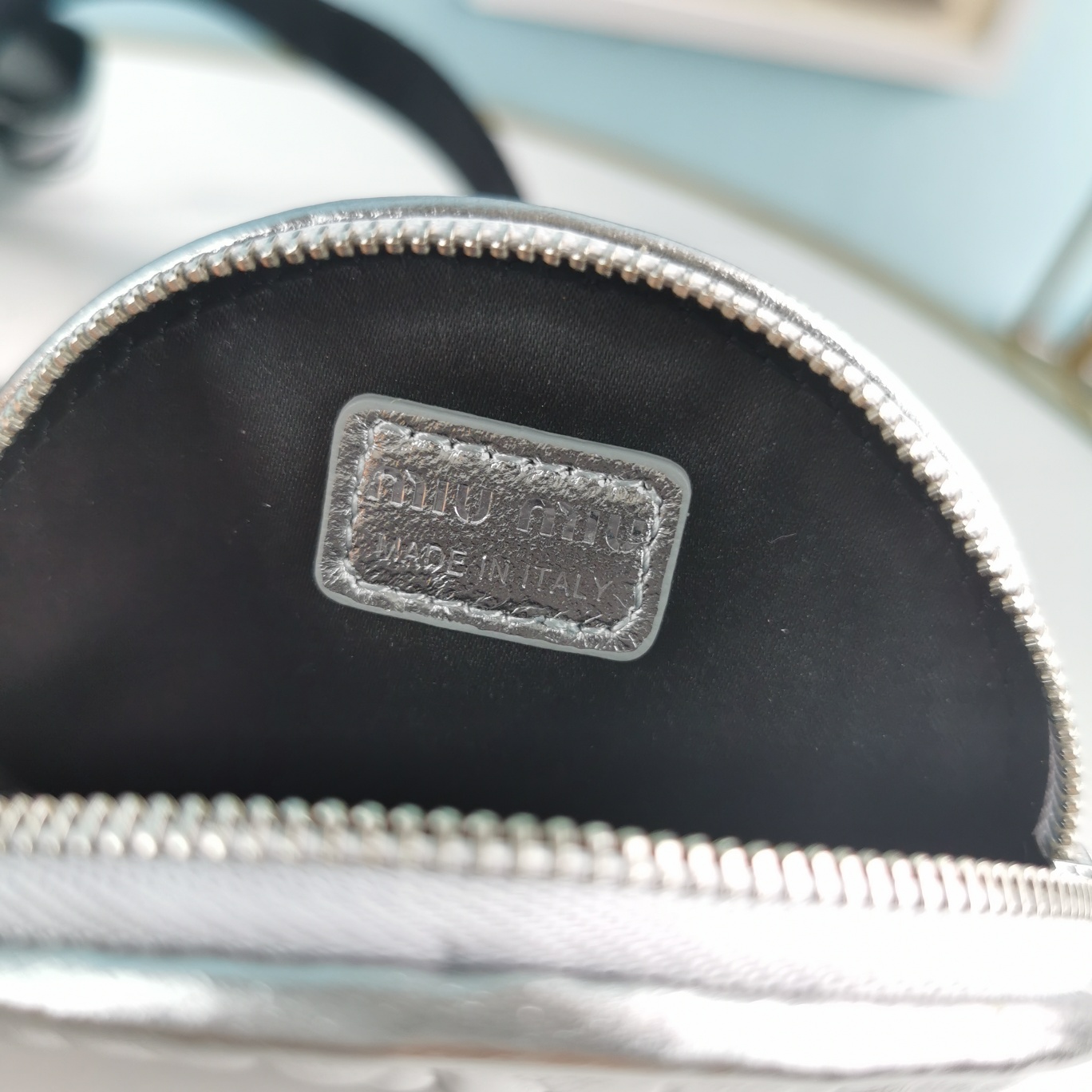 [TOP] Miu Miu Small Round Cake Chain Packs 5X4.5X15cm - 2 Colors