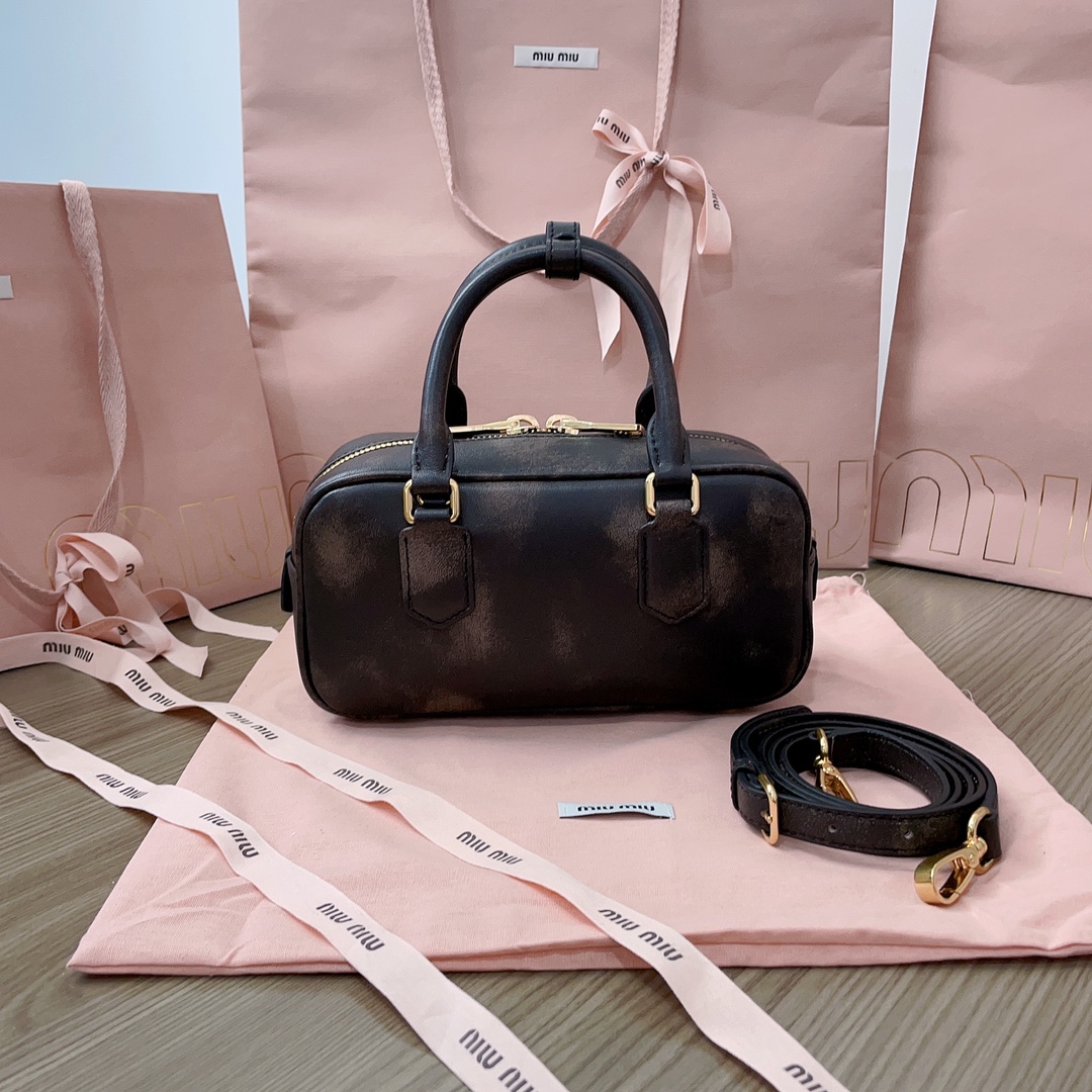 [TOP] Miu Miu Matelasse Pattern Handbags 22X10.5X7.5CM - Black