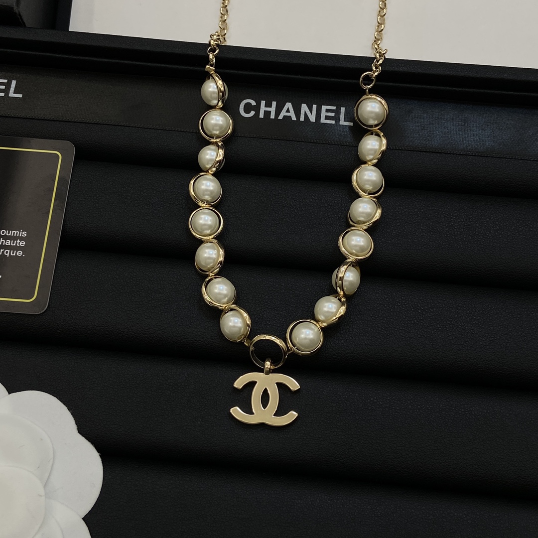 [TOP] CHANEL Pearl CC Necklace