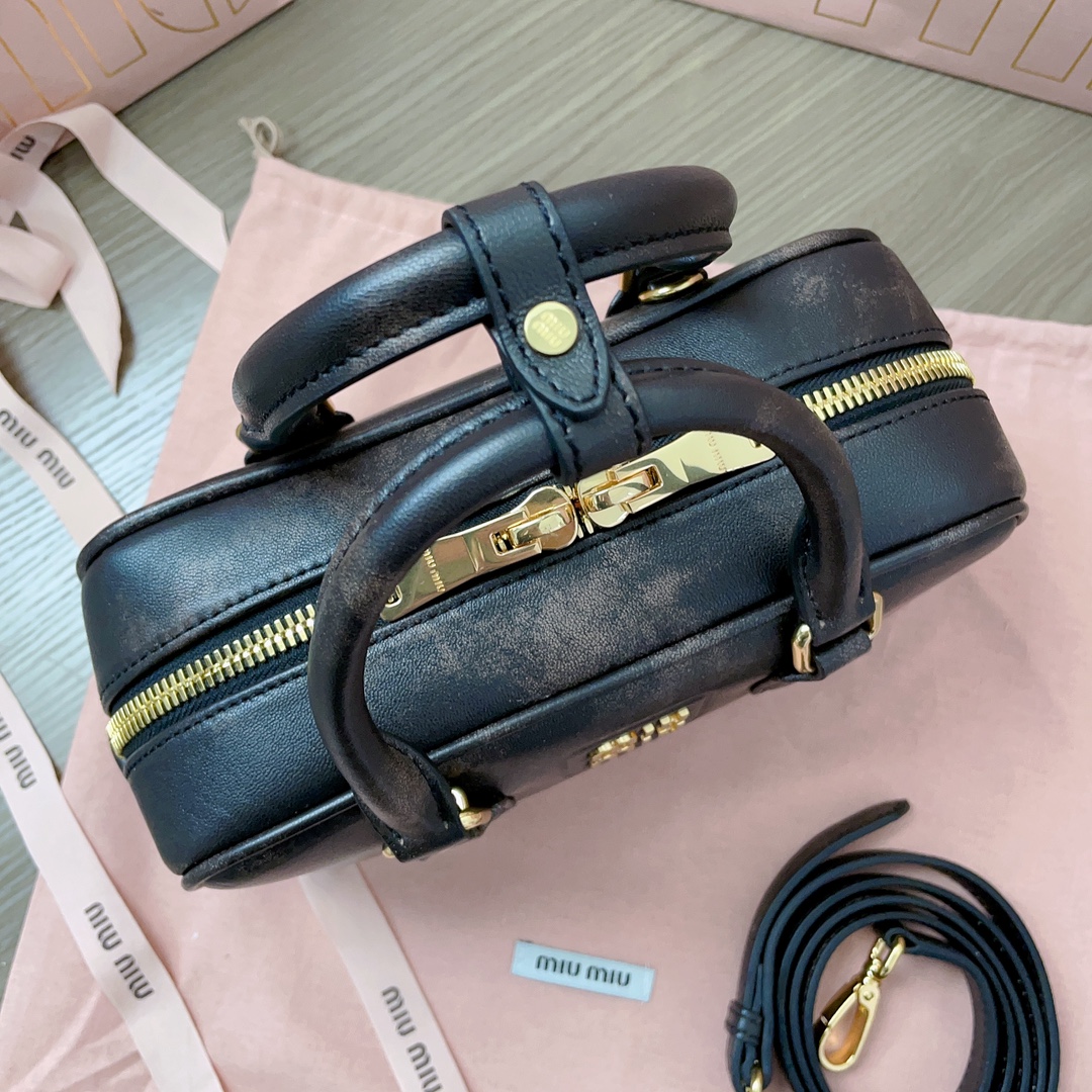 [TOP] Miu Miu Matelasse Pattern Handbags 22X10.5X7.5CM - Black