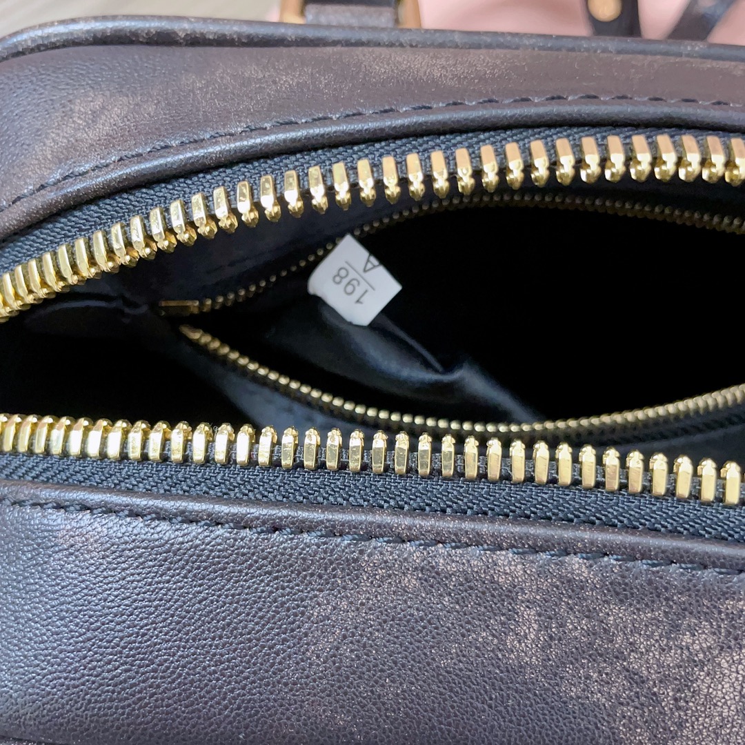 [TOP] Miu Miu Matelasse Pattern Handbags 22X10.5X7.5CM - Black