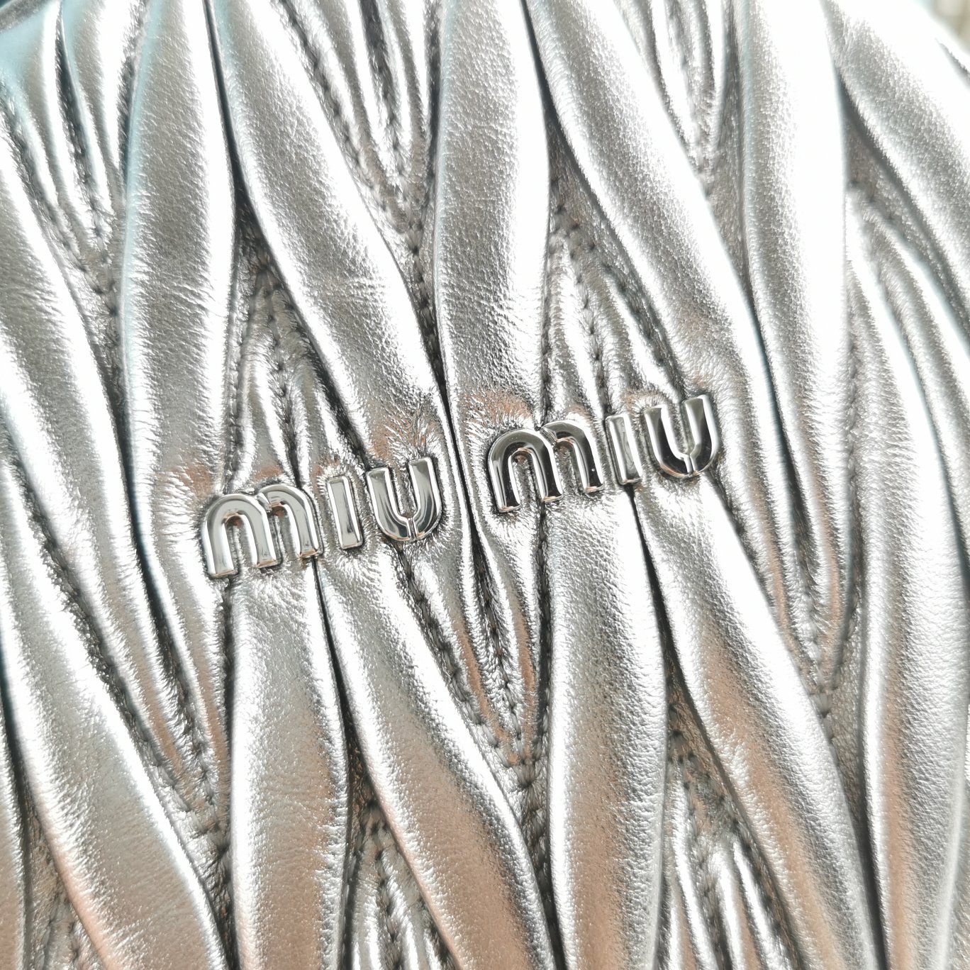 [TOP] Miu Miu Small Round Cake Chain Packs 5X4.5X15cm - 2 Colors