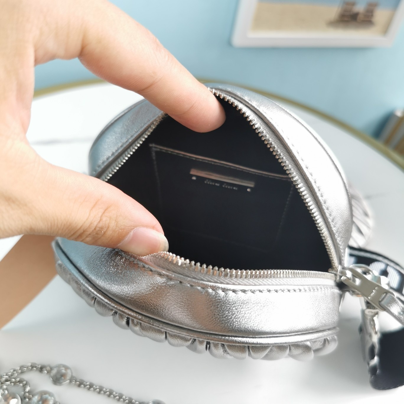 [TOP] Miu Miu Small Round Cake Chain Packs 5X4.5X15cm - 2 Colors