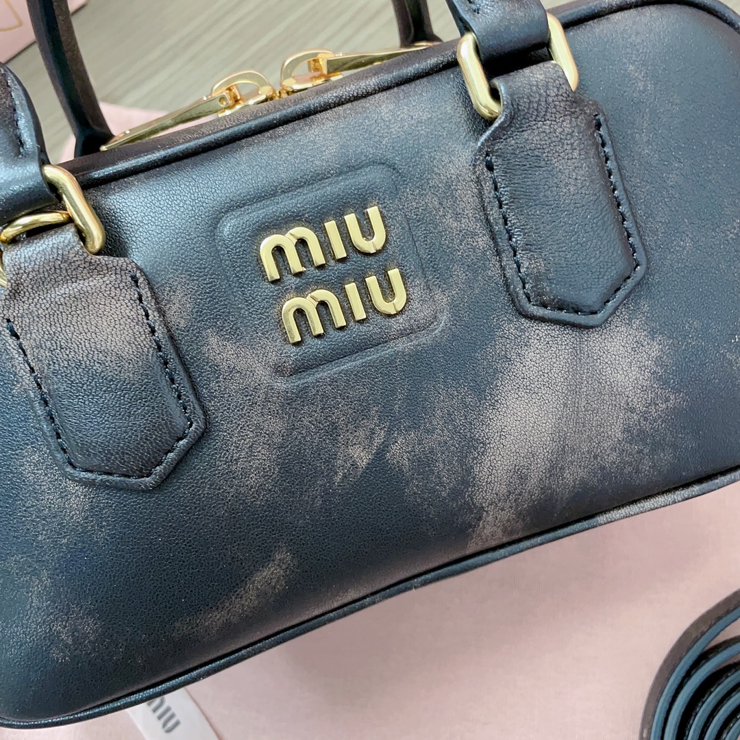 [TOP] Miu Miu Matelasse Pattern Handbags 22X10.5X7.5CM - Black