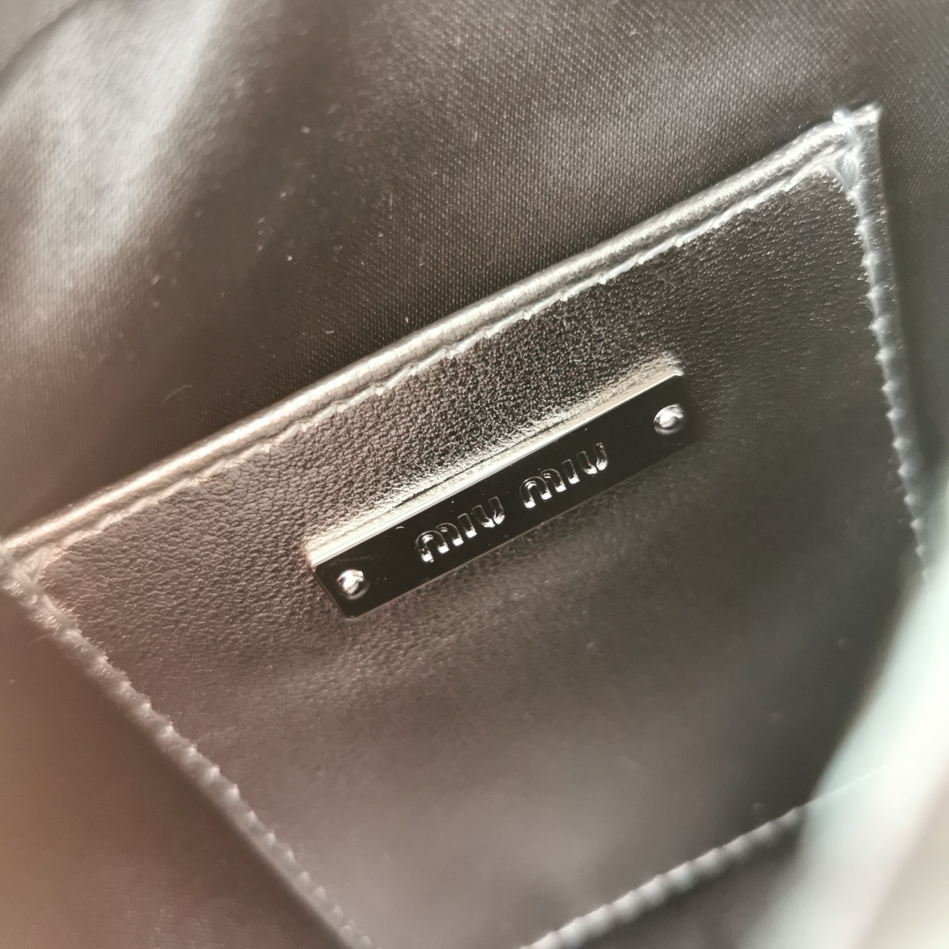 [TOP] Miu Miu Small Round Cake Chain Packs 5X4.5X15cm - 2 Colors