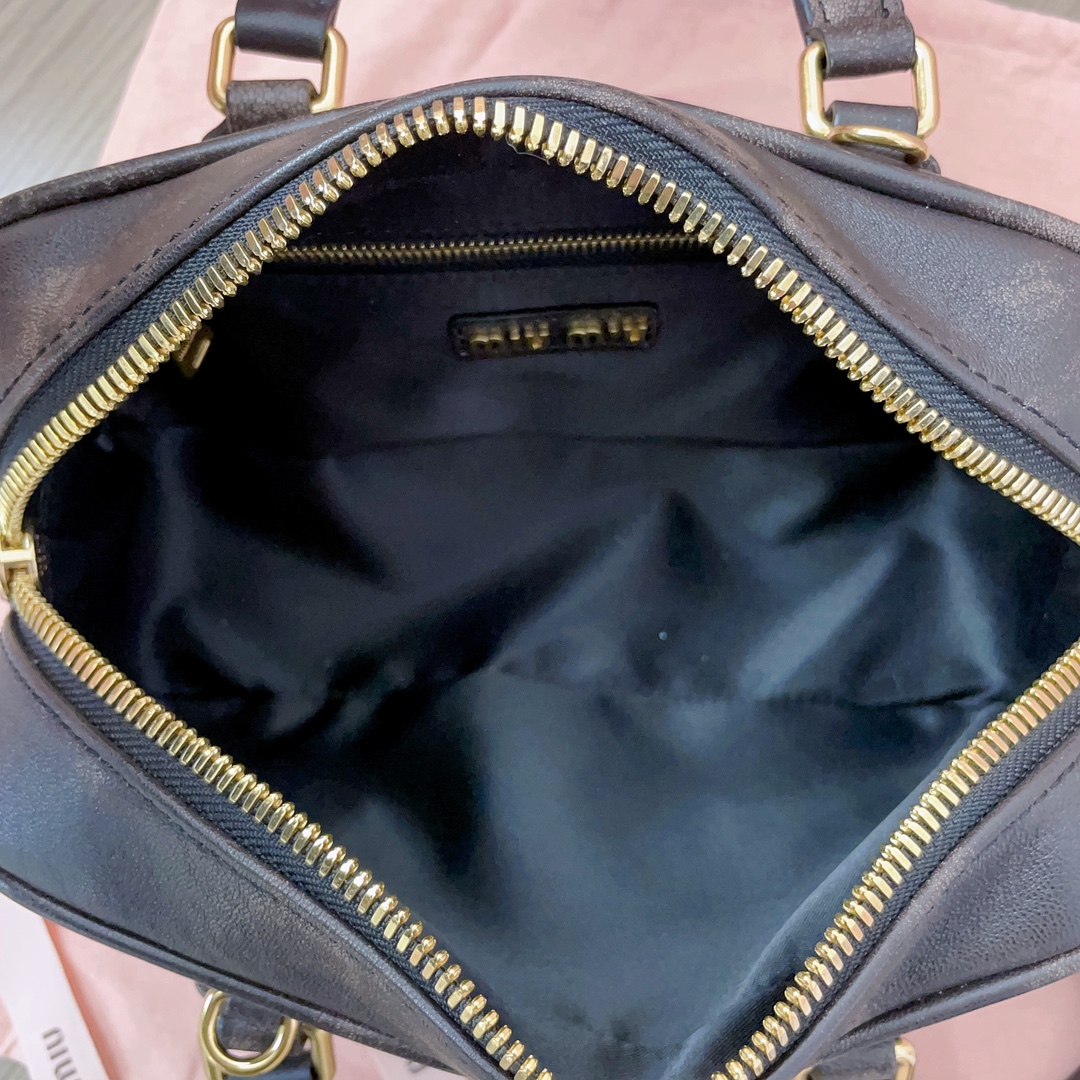 [TOP] Miu Miu Matelasse Pattern Handbags 22X10.5X7.5CM - Black