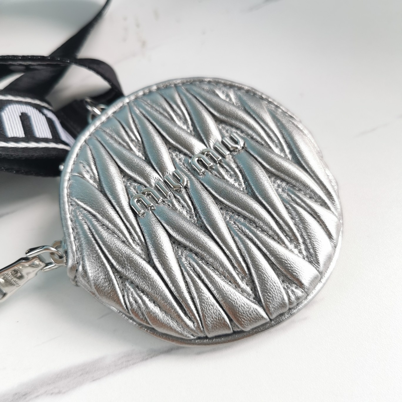 [TOP] Miu Miu Small Round Cake Chain Packs 5X4.5X15cm - 2 Colors