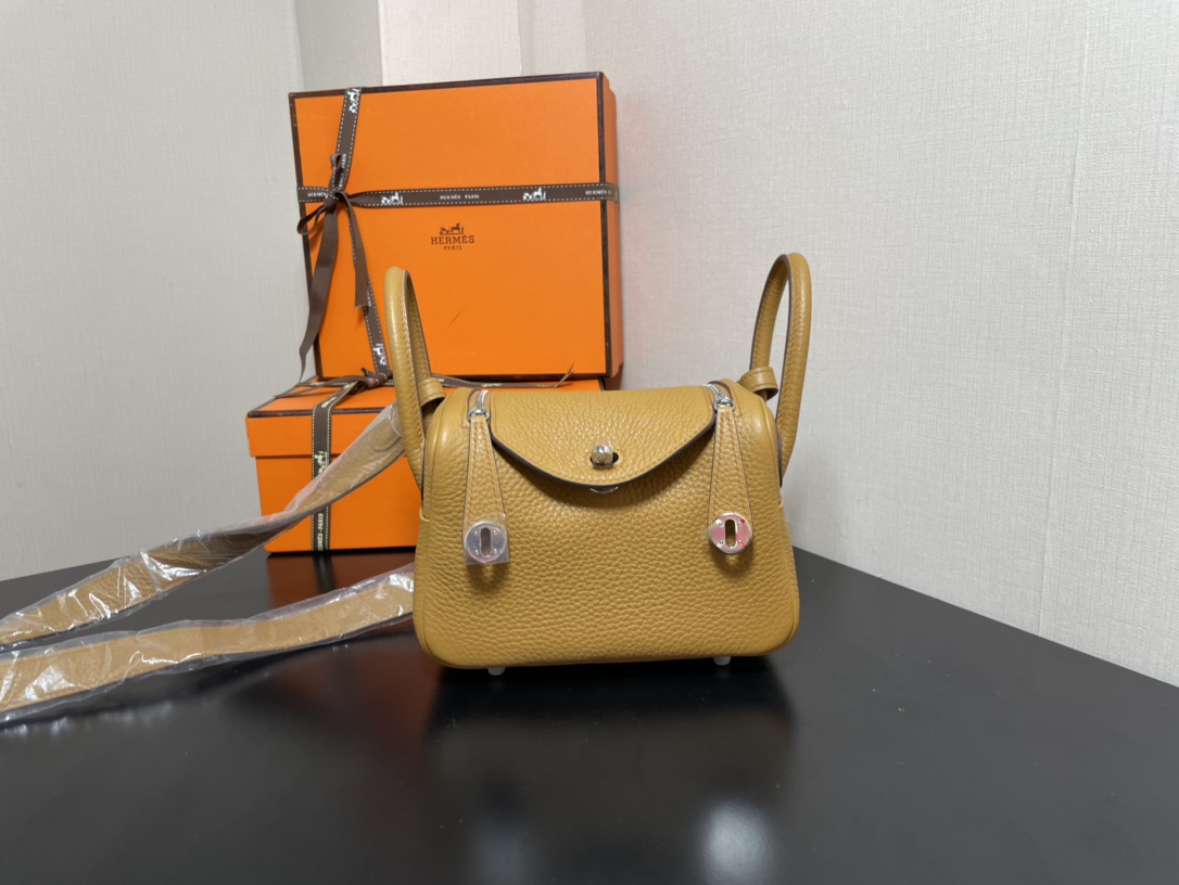 [TOP] HERMES Mini Lindy Taurillon Clemence Leather 19 CM - Bisquit & GHW/SHW