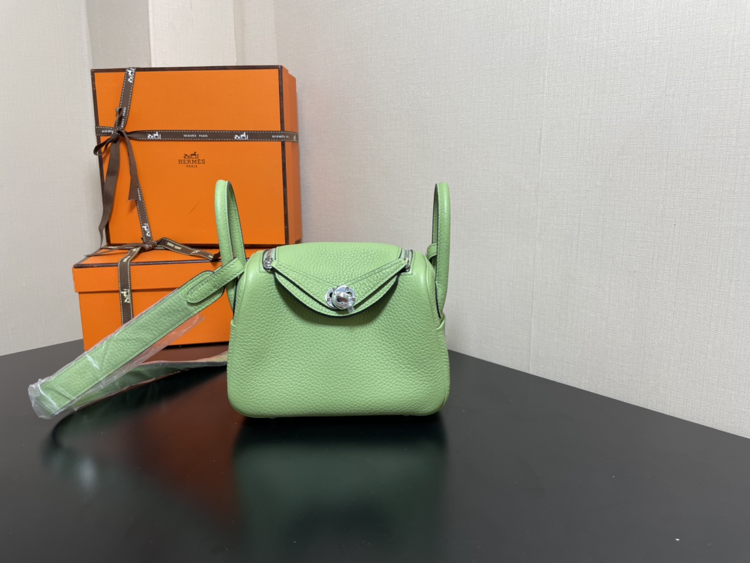 [TOP] HERMES Mini Lindy Taurillon Clemence Leather 19 CM - Vert Criquet & GHW/SHW