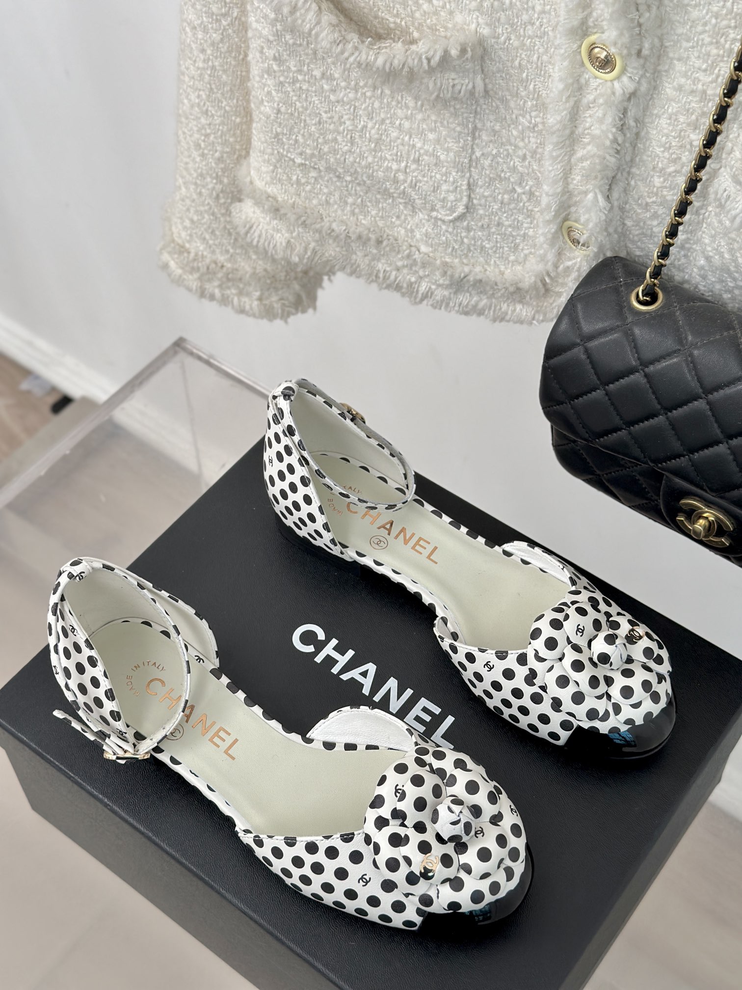 [TOP] CHANEL Camellia Polka Dots Sandals - 2 Color