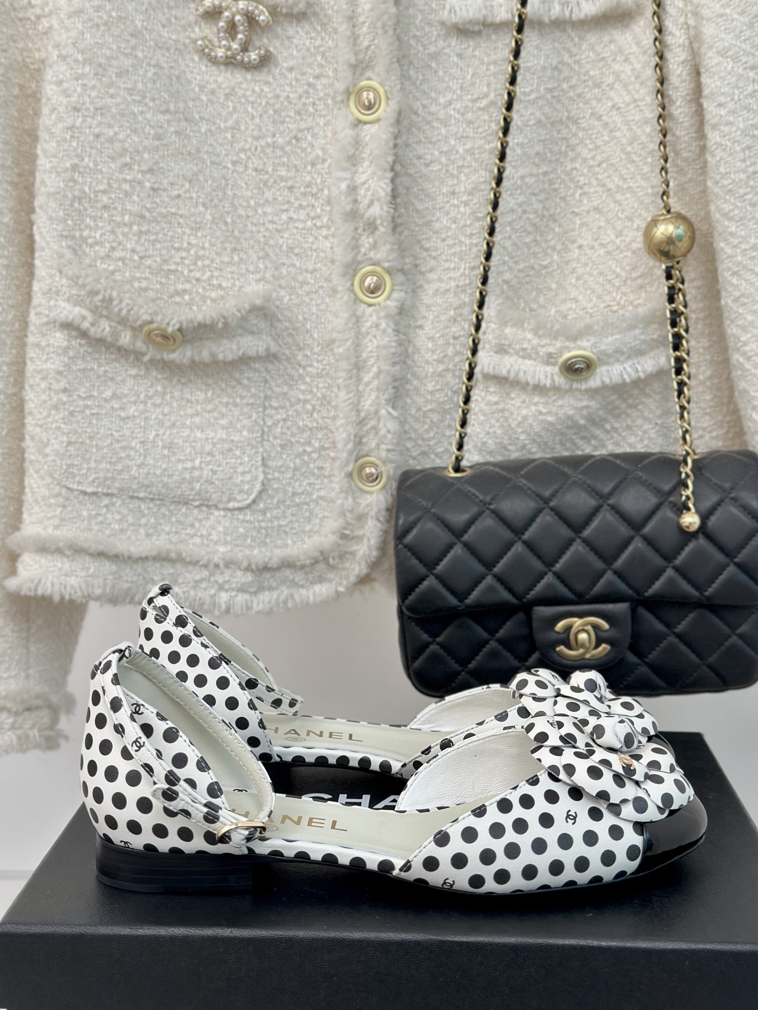 [TOP] CHANEL Camellia Polka Dots Sandals - 2 Color