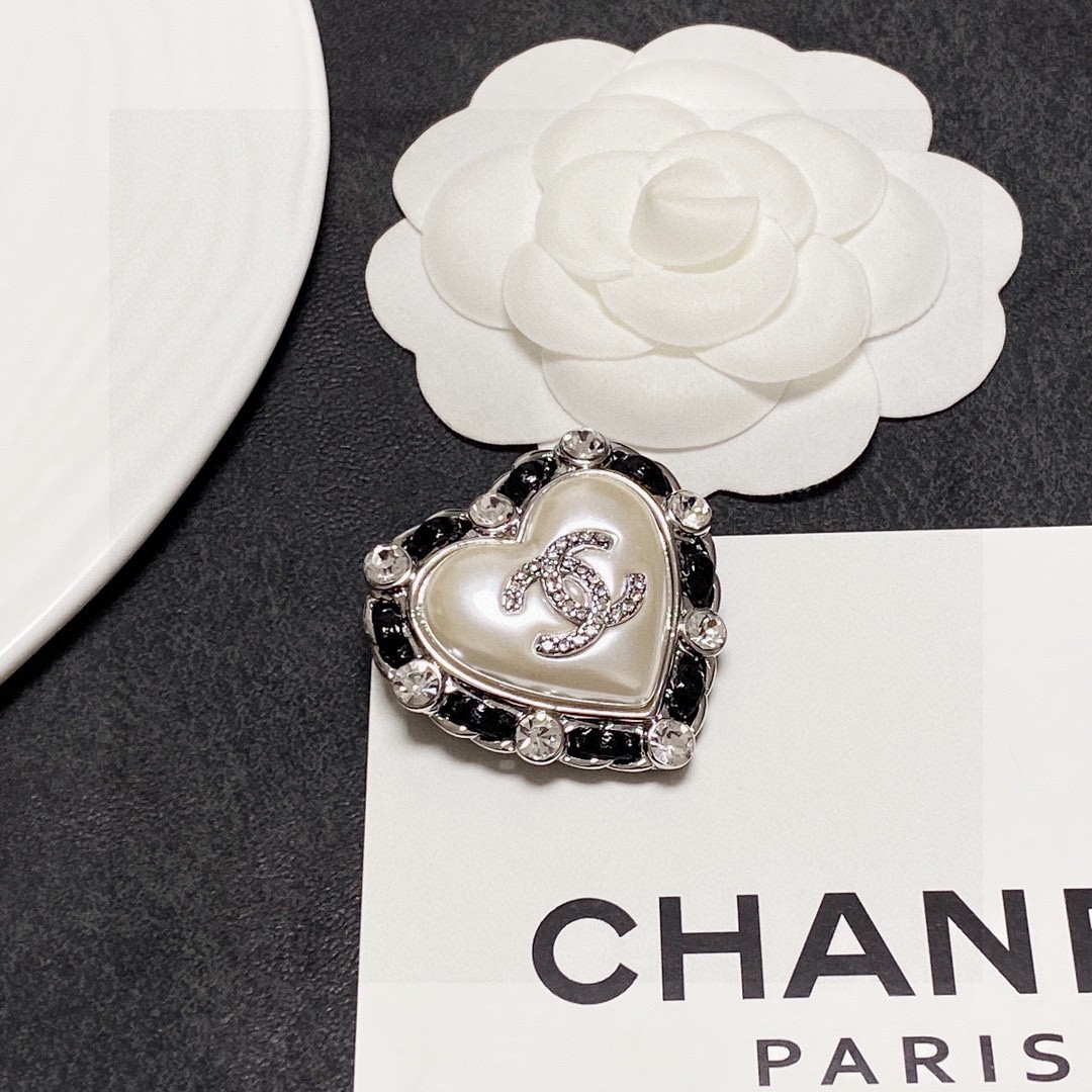 [TOP] CHANEL Leather Heart Brooch
