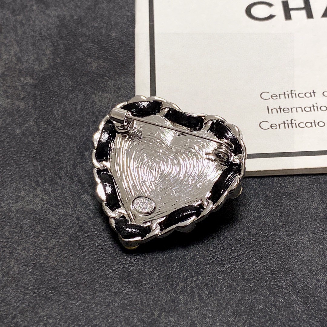 [TOP] CHANEL Leather Heart Brooch