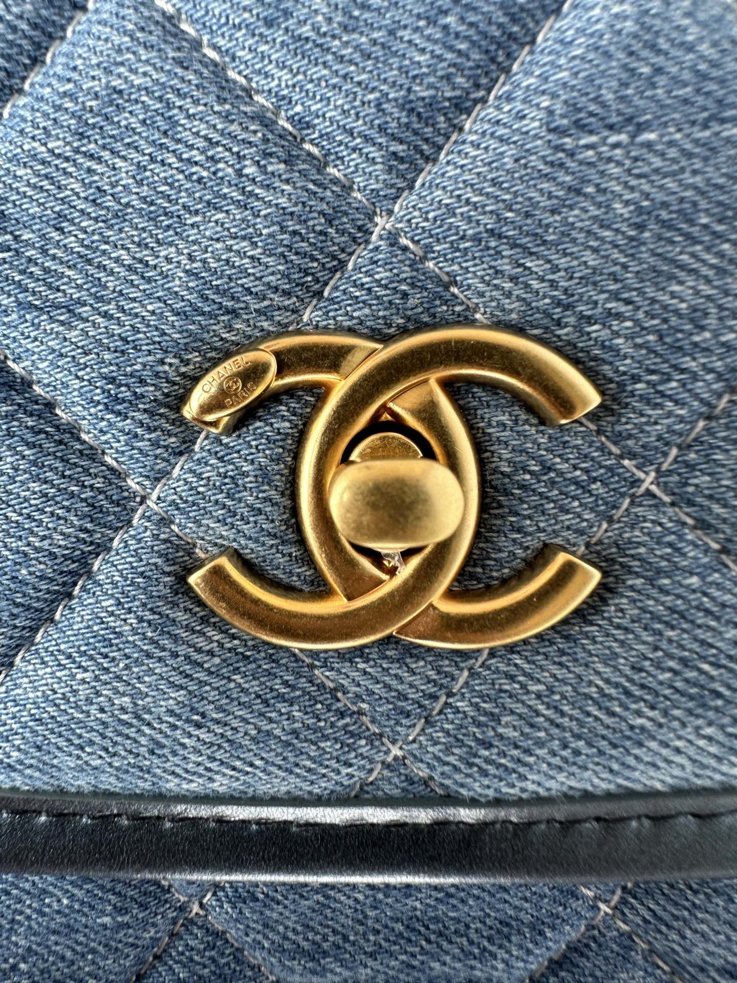 [TOP] CHANEL Small Messenger Bag 20x16x7.5cm - Denim