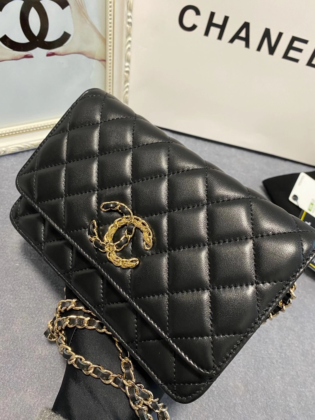 [TOP] CHANEL WOC Lambskin Bag 19cm - Black