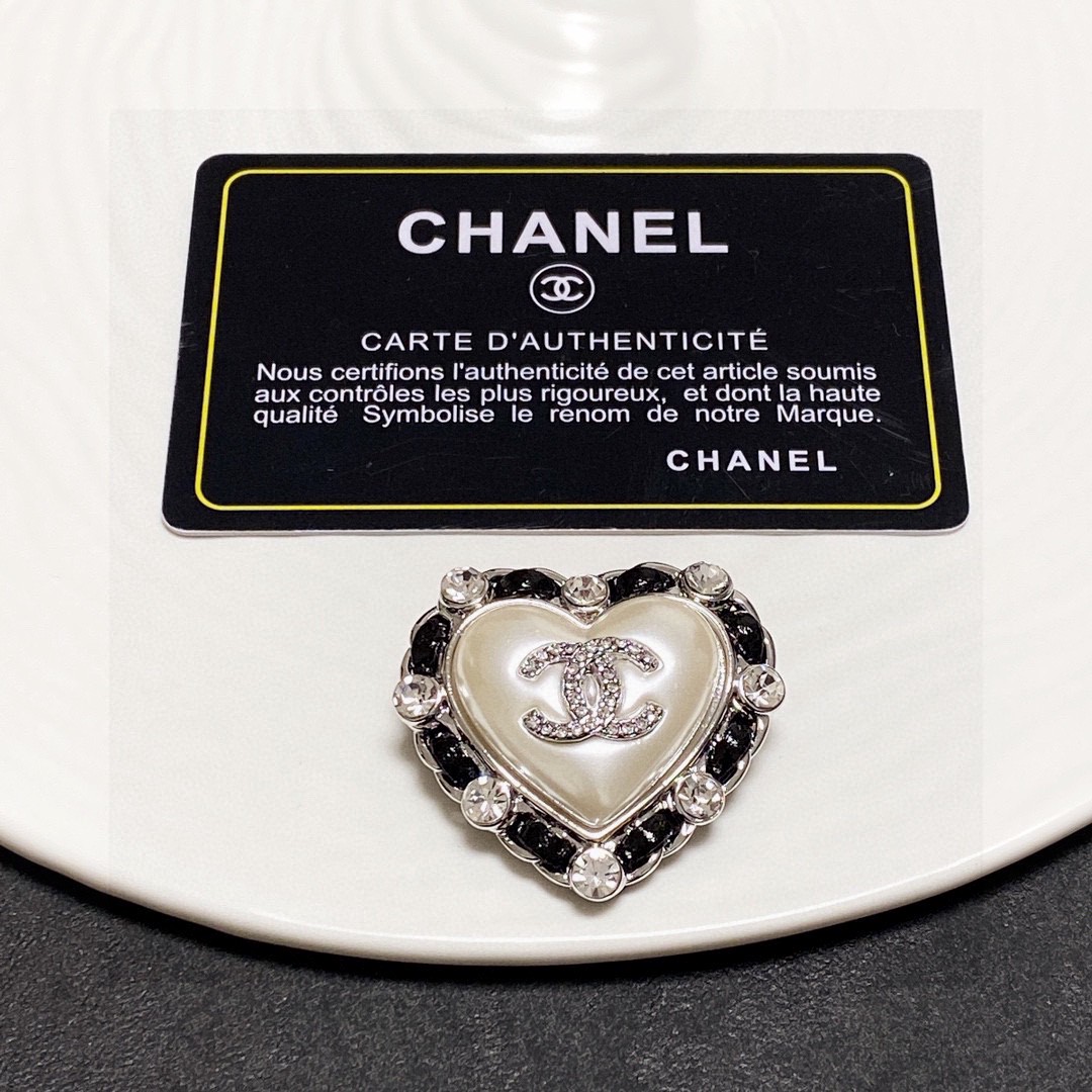[TOP] CHANEL Leather Heart Brooch