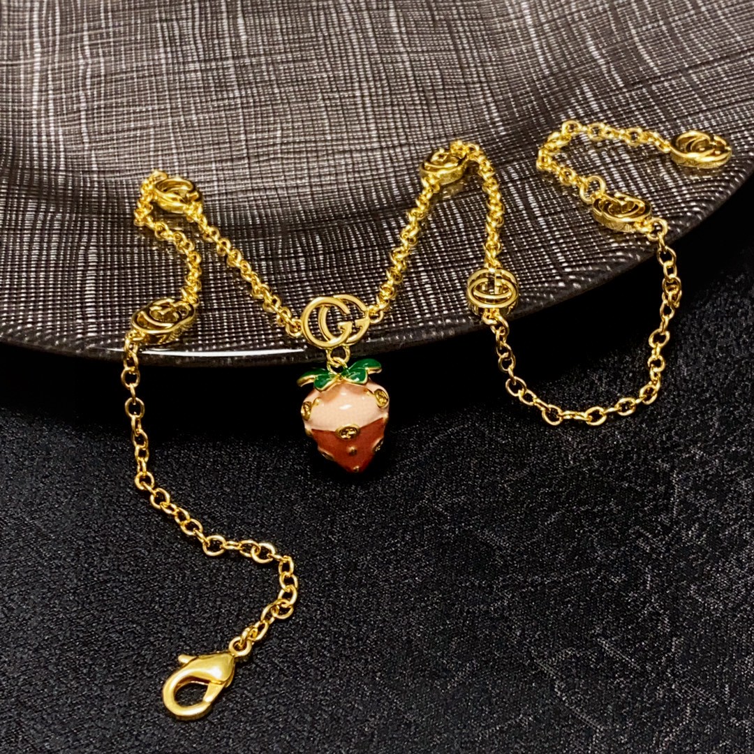 [TOP] GUCCI Strawberry Pendant Necklace