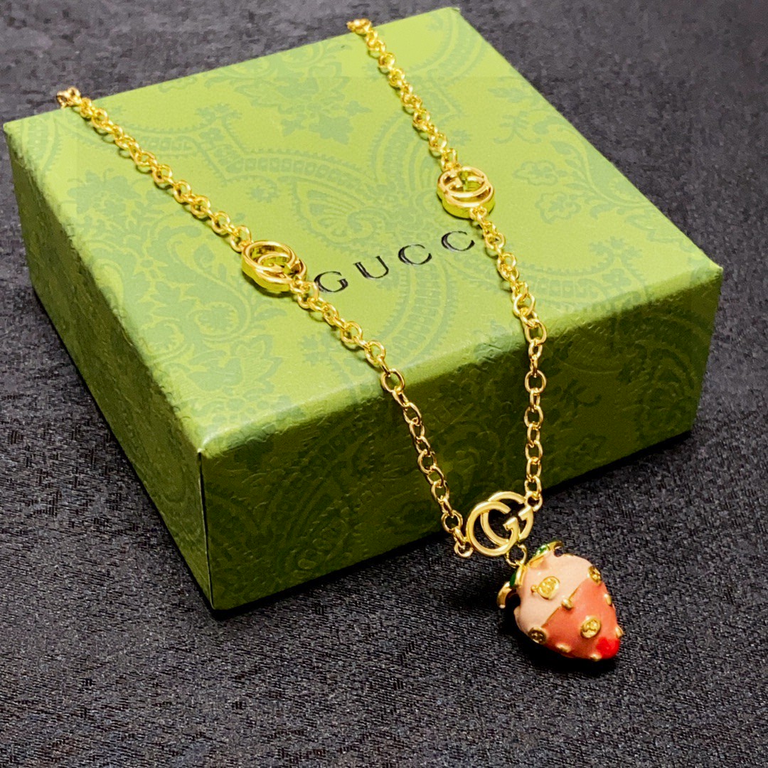 [TOP] GUCCI Strawberry Pendant Necklace