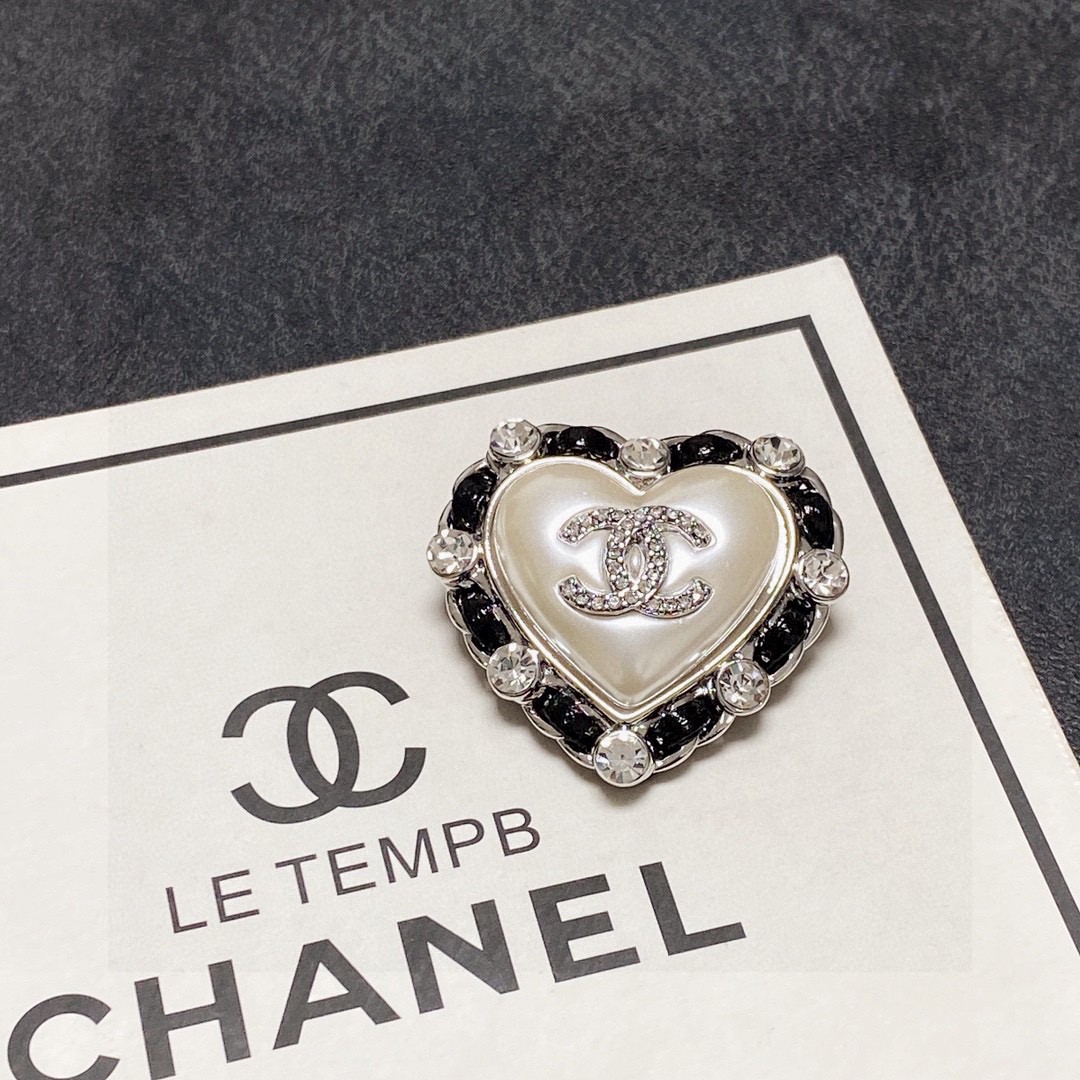 [TOP] CHANEL Leather Heart Brooch