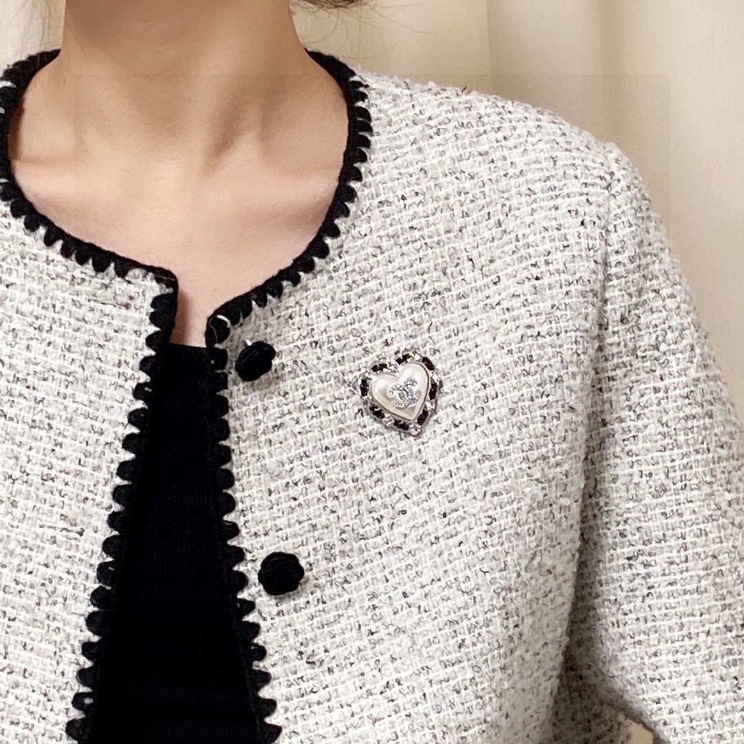 [TOP] CHANEL Leather Heart Brooch