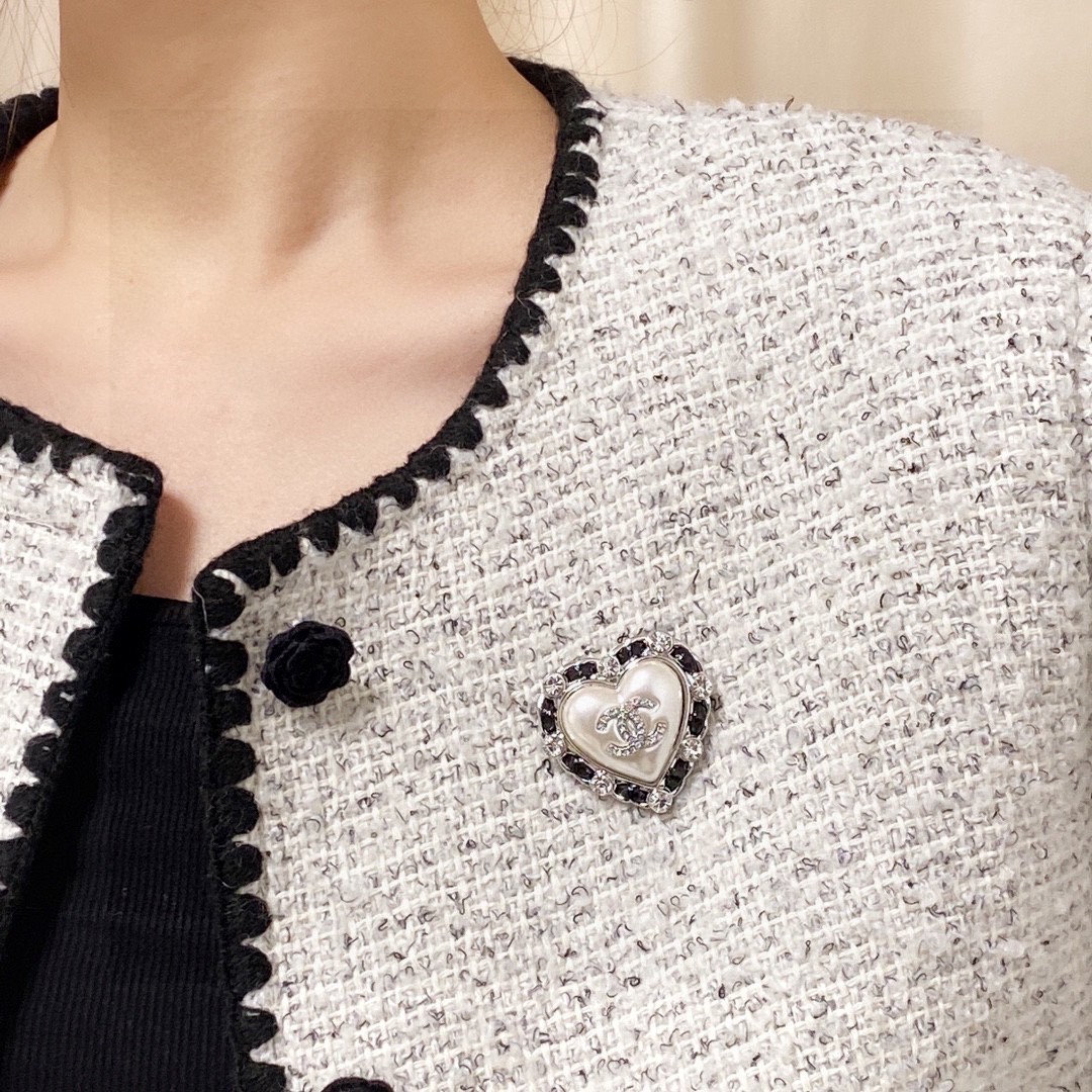 [TOP] CHANEL Leather Heart Brooch