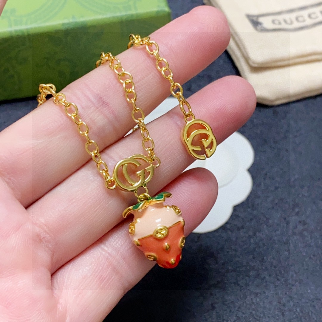 [TOP] GUCCI Strawberry Pendant Necklace