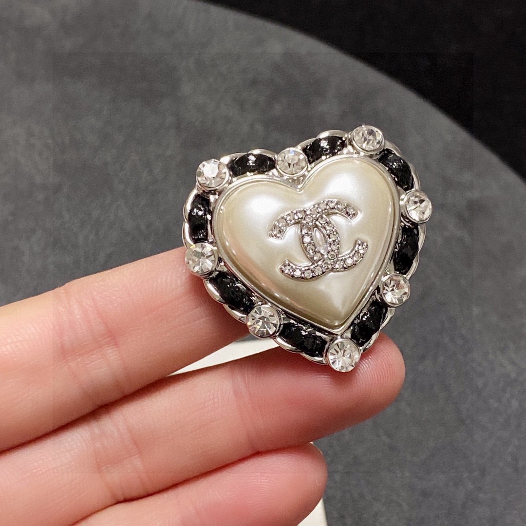 [TOP] CHANEL Leather Heart Brooch