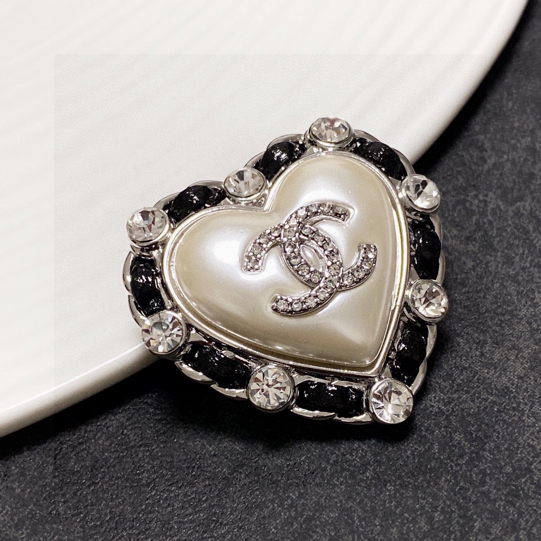 [TOP] CHANEL Leather Heart Brooch