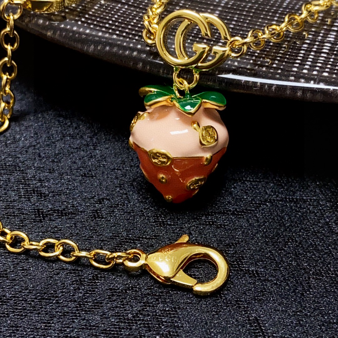 [TOP] GUCCI Strawberry Pendant Necklace