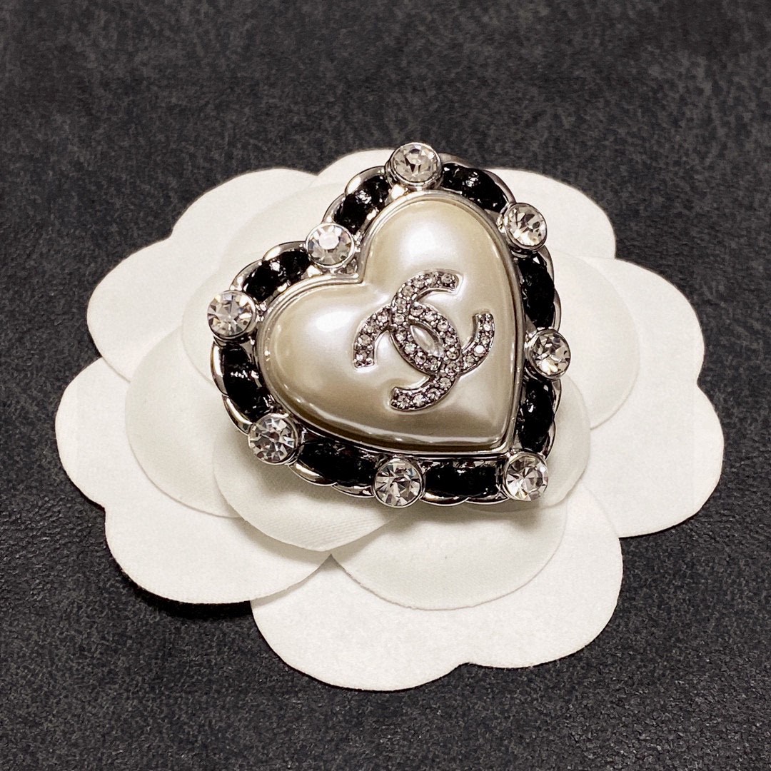 [TOP] CHANEL Leather Heart Brooch