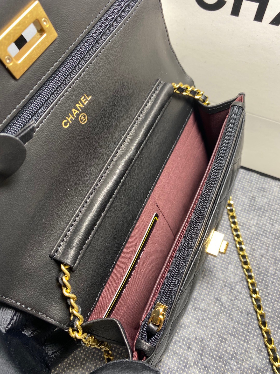 [TOP] CHANEL WOC Cowhide Bag 19cm - Black