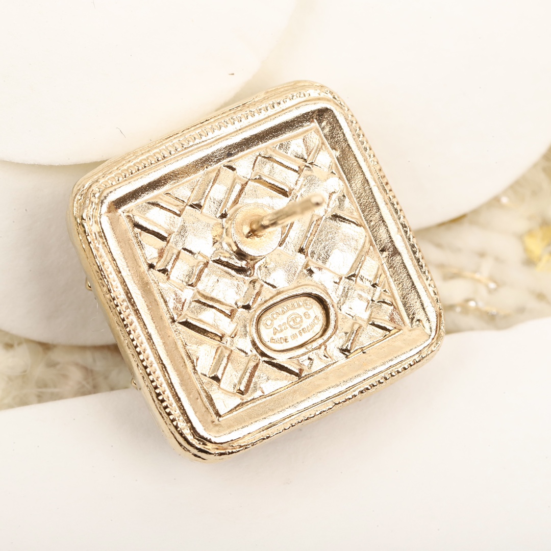 [TOP] CHANEL Block Resin CC Earrings